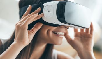  Exploring Virtual Reality: Immersive Experiences and Applications